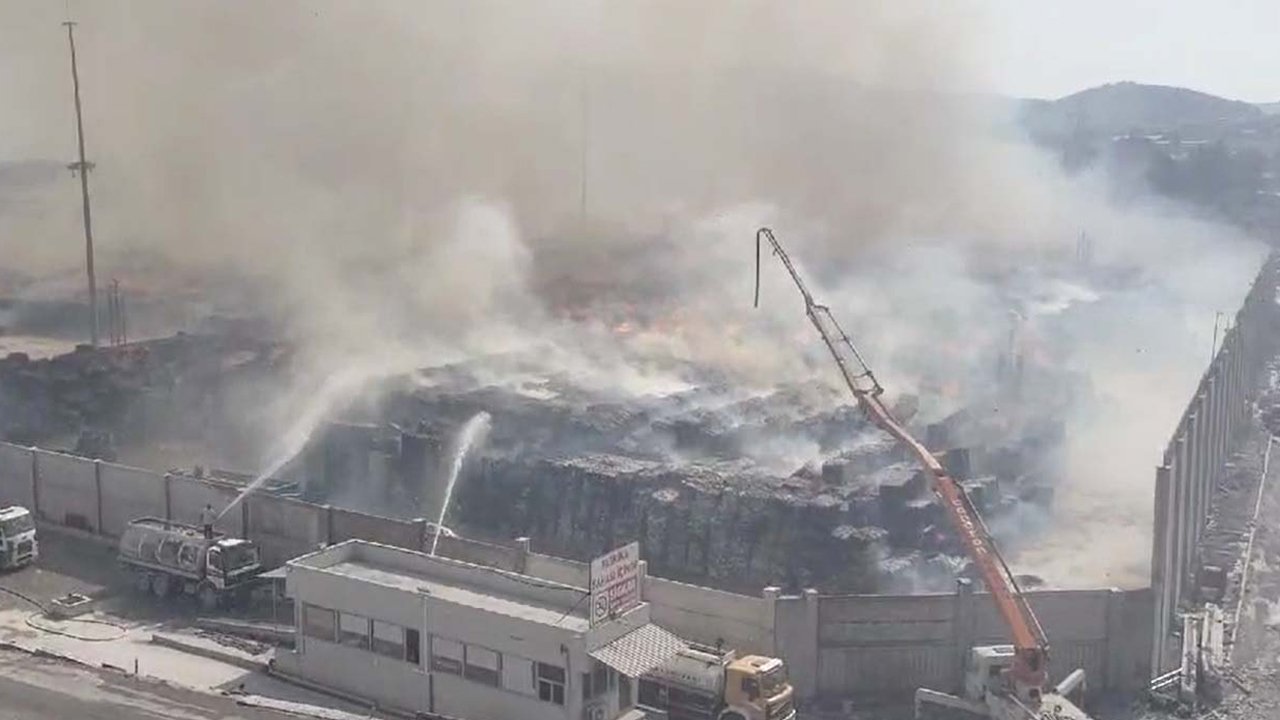 Aydın'daki kağıt fabrikasındaki yangın 3'üncü gününde devam ediyor