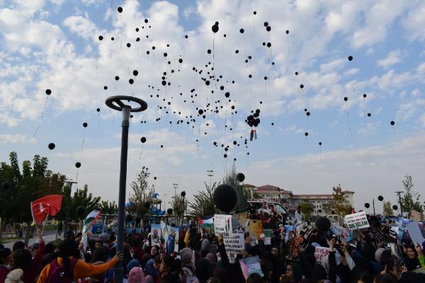 Öğrenciler, Filistin'de ölen çocuklar için gökyüzüne 'siyah balon' bıraktı