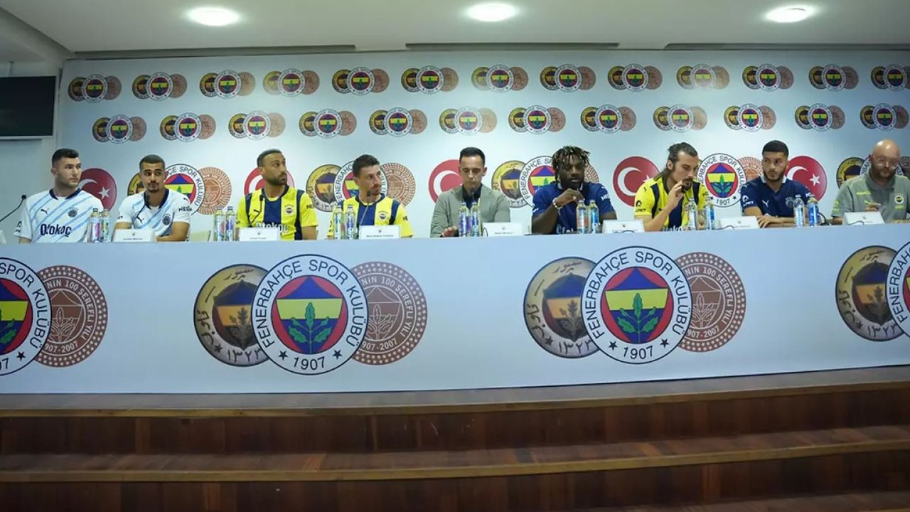 Fenerbahçe'de 5'i yeni transfer,7 futbolcu için imza töreni düzenlendi...