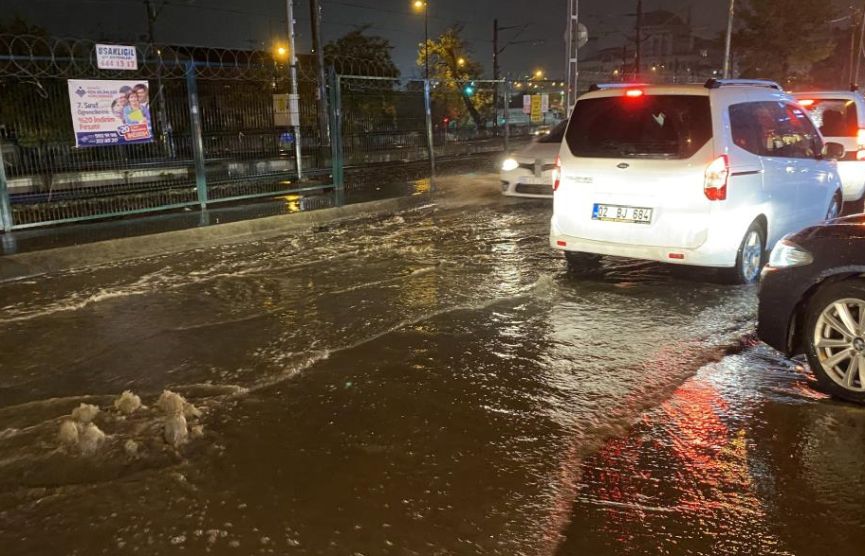 Küçükçekmece’de aniden bastıran yağış yolları göle döndürdü