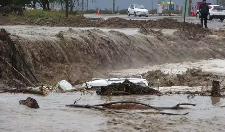 3 şehrimizde dereler taştı, yollar göle döndü!