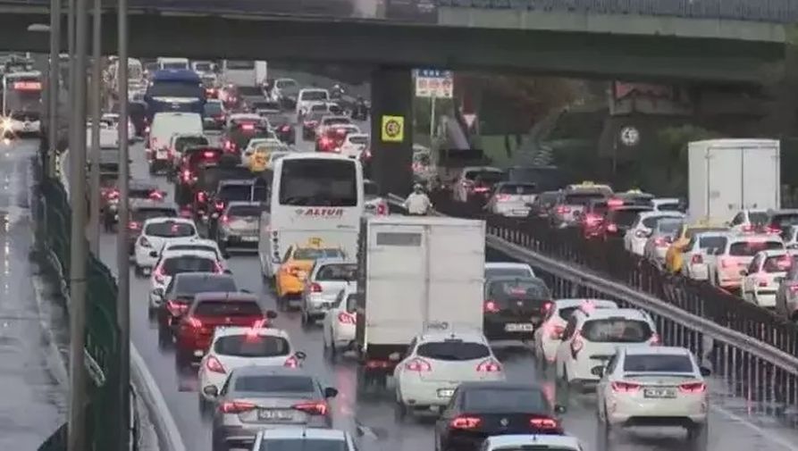 İstanbul'da trafik yoğunluğu yüzde 81'lik rekor seviyeye ulaştı