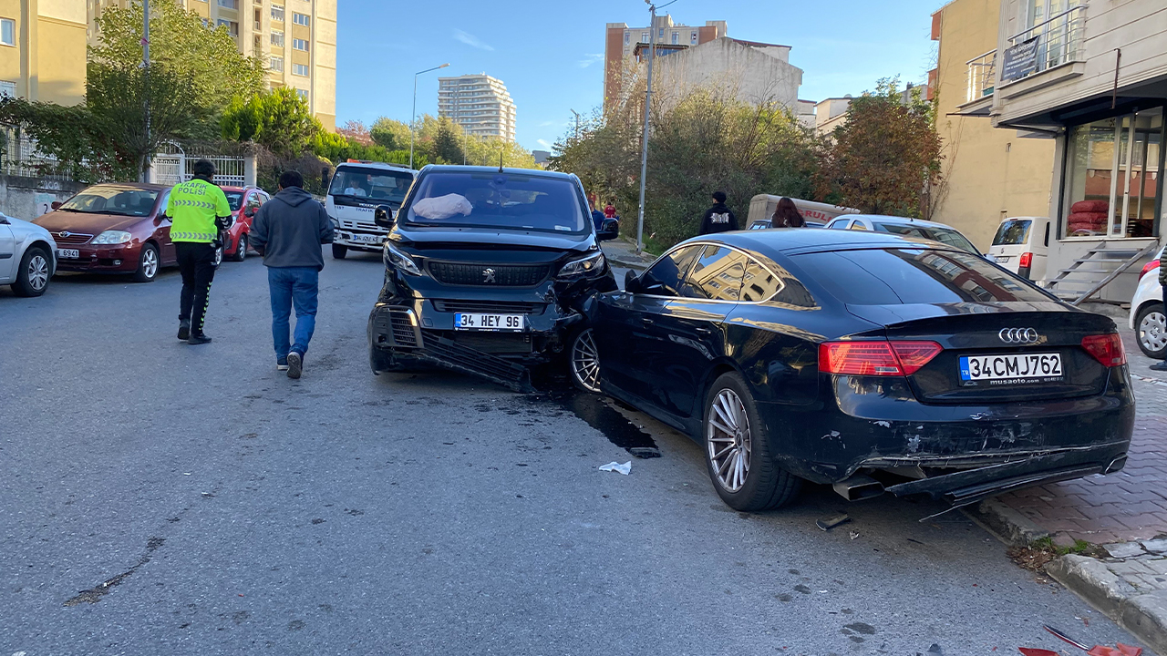 Direksiyon başında baygınlık geçiren sürücü dehşet saçtı! Park halindeki 5 araca birden çarptı