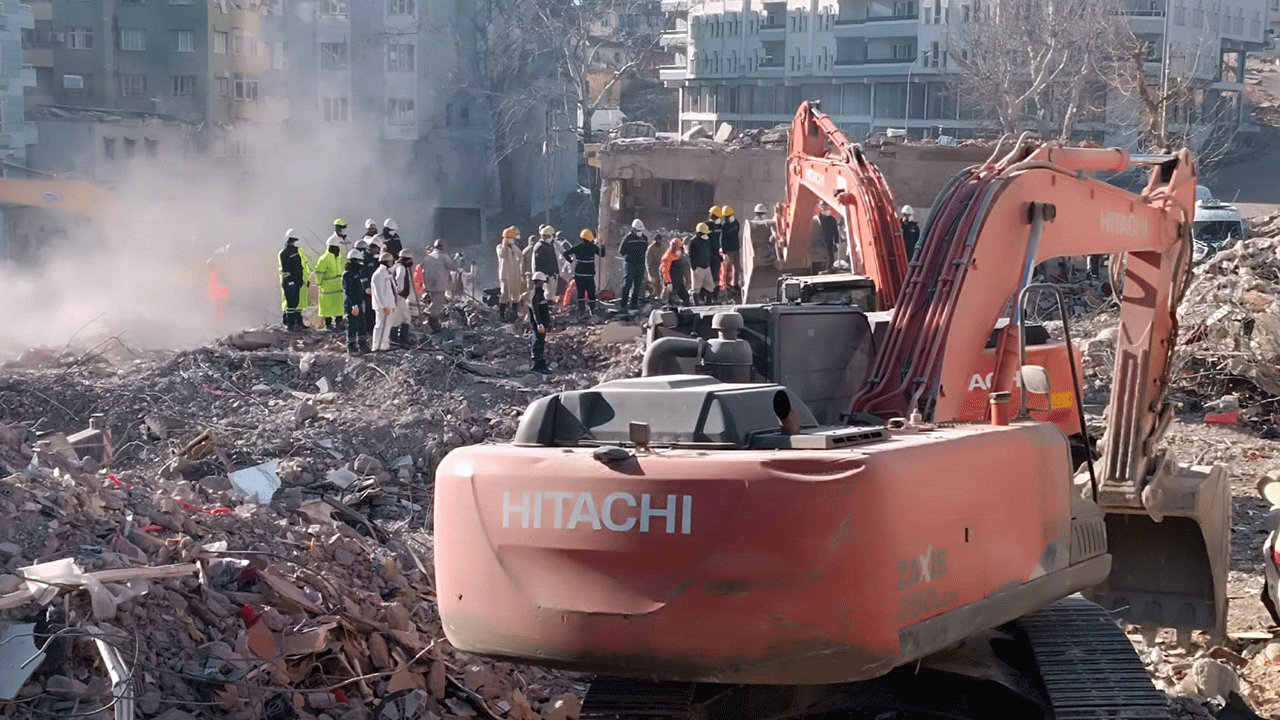 Depremde 45 kişiye mezar olmuştu... Projeyi eşe dosta çizdirmişler...