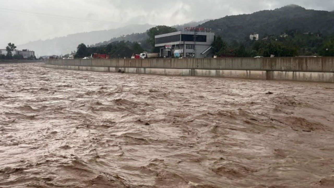 Arhavi ve Hopa sağanakla mücadele ediyor: Yollar kapalı, tahliyeler yapıldı