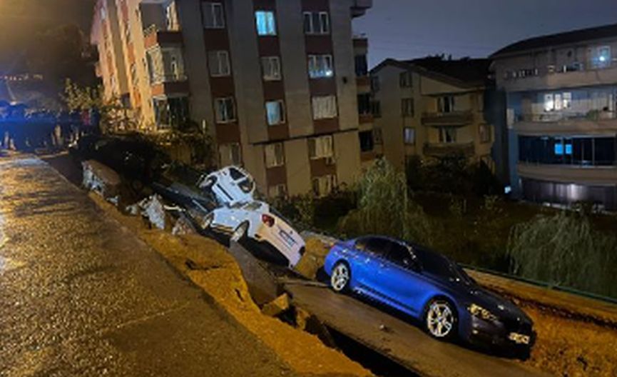 Bursa'da sağanak nedeniyle çöken istinat duvarının çukuruna park halindeki 4 araç düştü