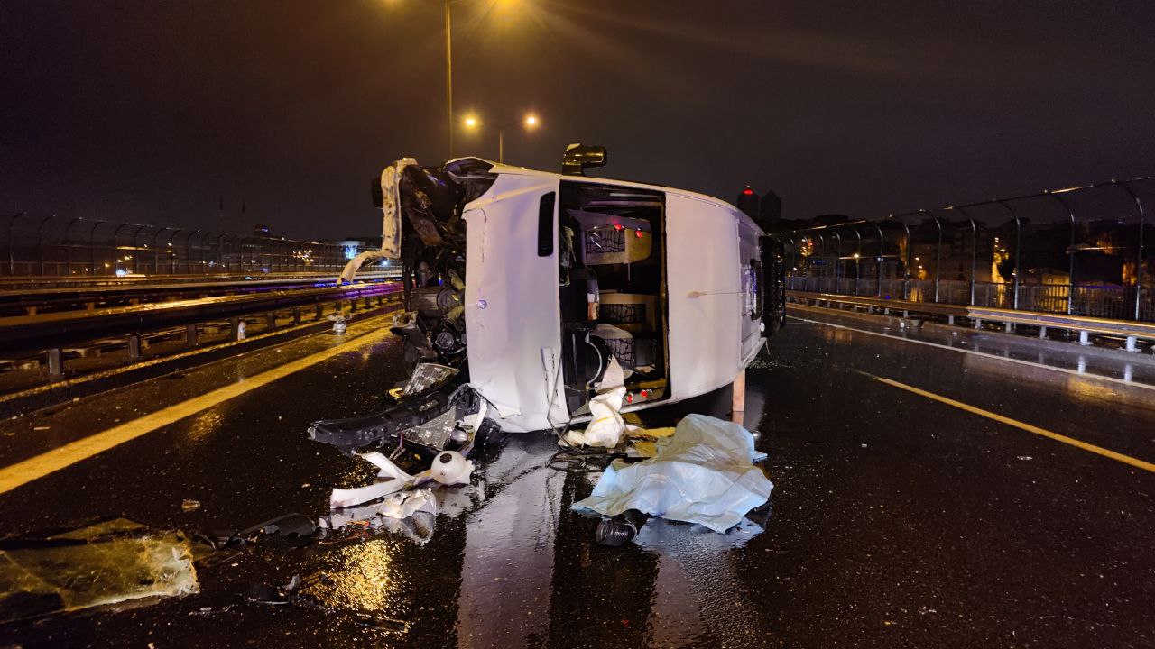 Bağcılar'da korkunç kaza! Minibüs devrildi, ölü ve yaralı var