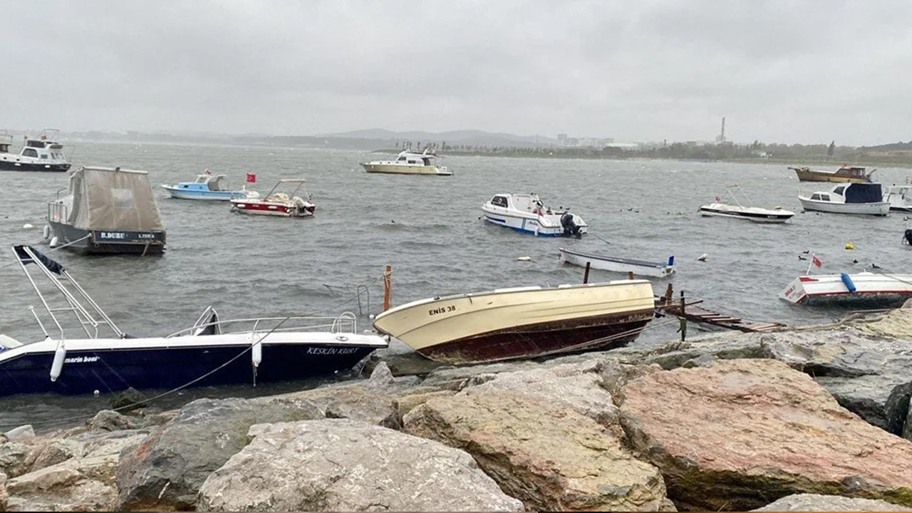 Kocaeli'de şiddetli fırtına hayatı felç etti! Tekneler karaya oturdu