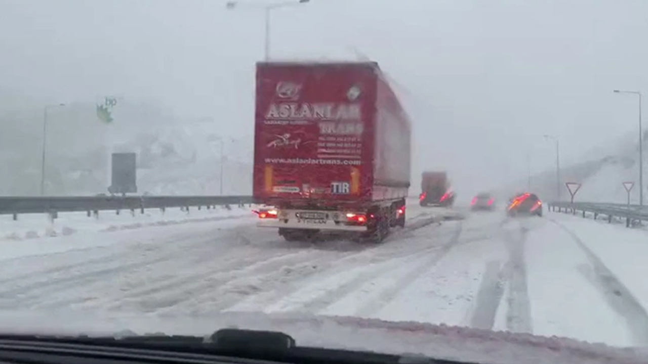 Kuzey Marmara Otoyolu'nda kar çilesi! Çok sayıda araç mahsur kaldı