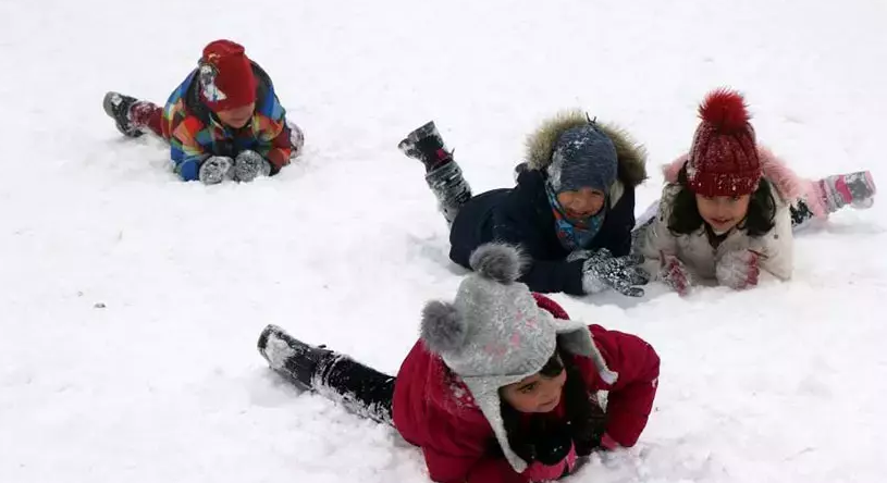 Son dakika... Türkiye'yi esir alan fırtına ve karın ardından ilk kar tatili haberi geldi! O ilimizde okullar yarın tatil