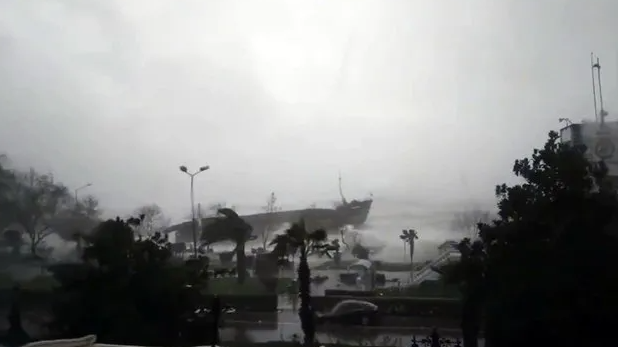 Karadeniz'de kabus gibi bir gün! Zonguldak'ta gemi ikiye bölünmüştü! Şimdi de bir gemi kayboldu! Cezaevindeki hükümlüler nakledildi