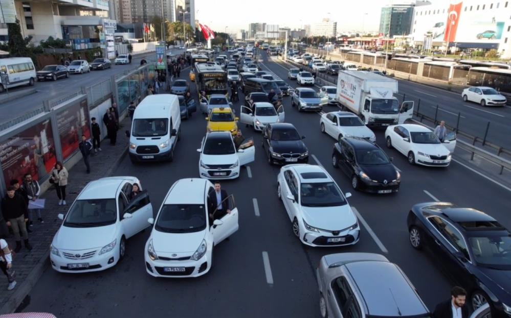 85 yıldır bitmeyen özlem! Saat 9.05 geçe hayat durdu! Türkiye 10 Kasım'da Ata'sını böyle andı!