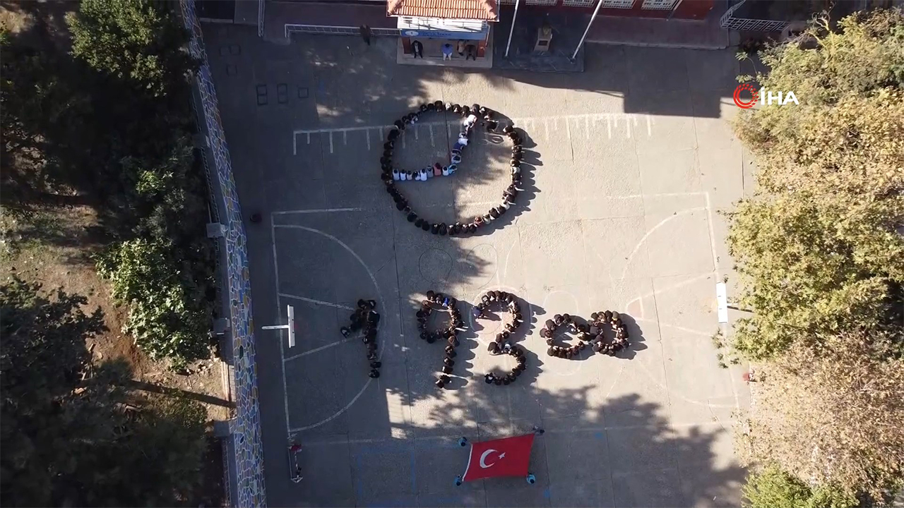 Hatay'da öğrencilerden muhteşem 10 Kasım koreografisi