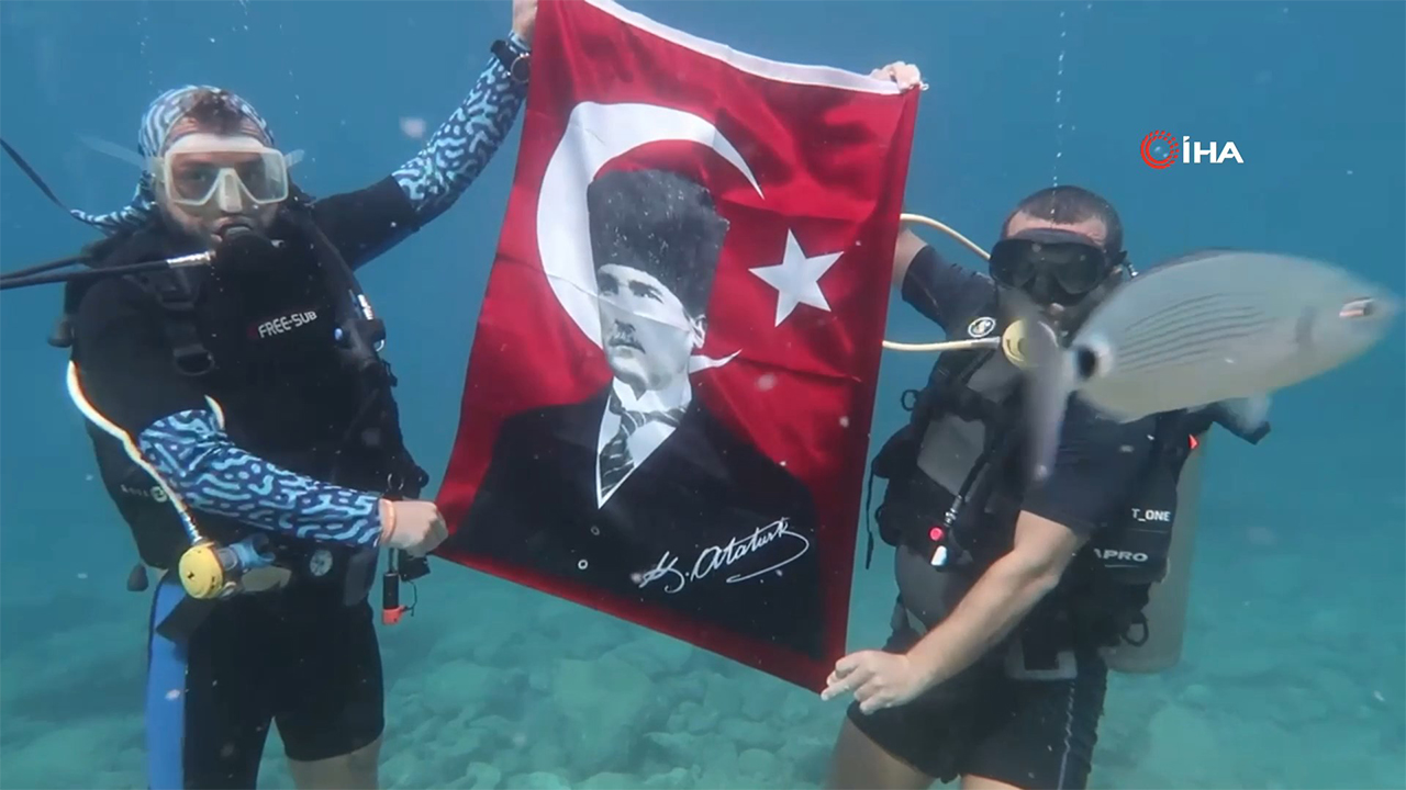 Atatürk'ü su altında andılar