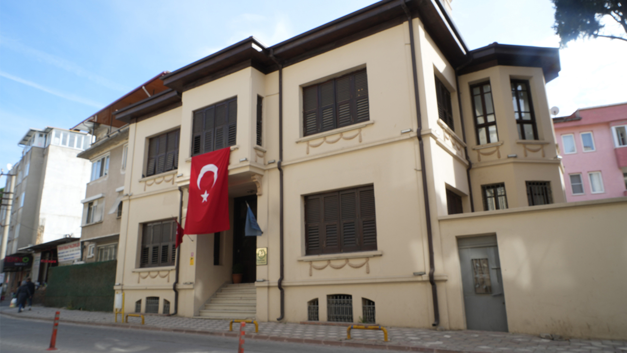 Edremit Belediyesi Atatürk Kültür Evi ziyaretçi akınına uğruyor