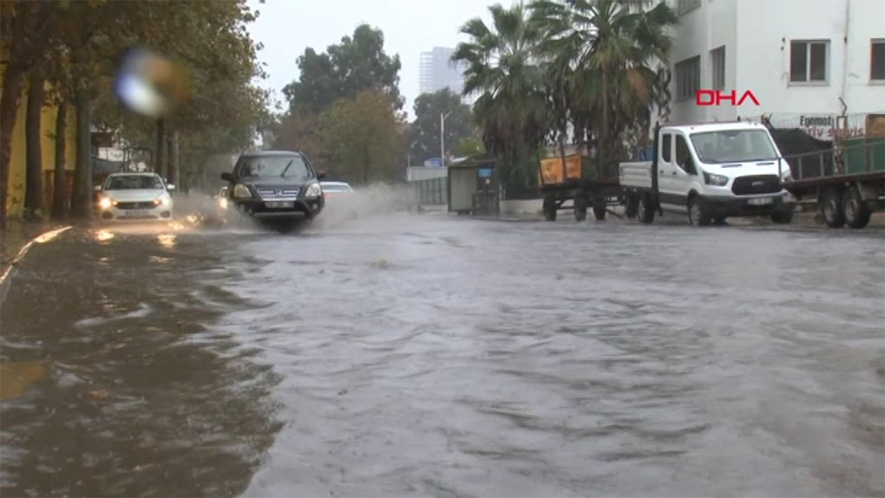 İzmir'de sağanak etkili oldu