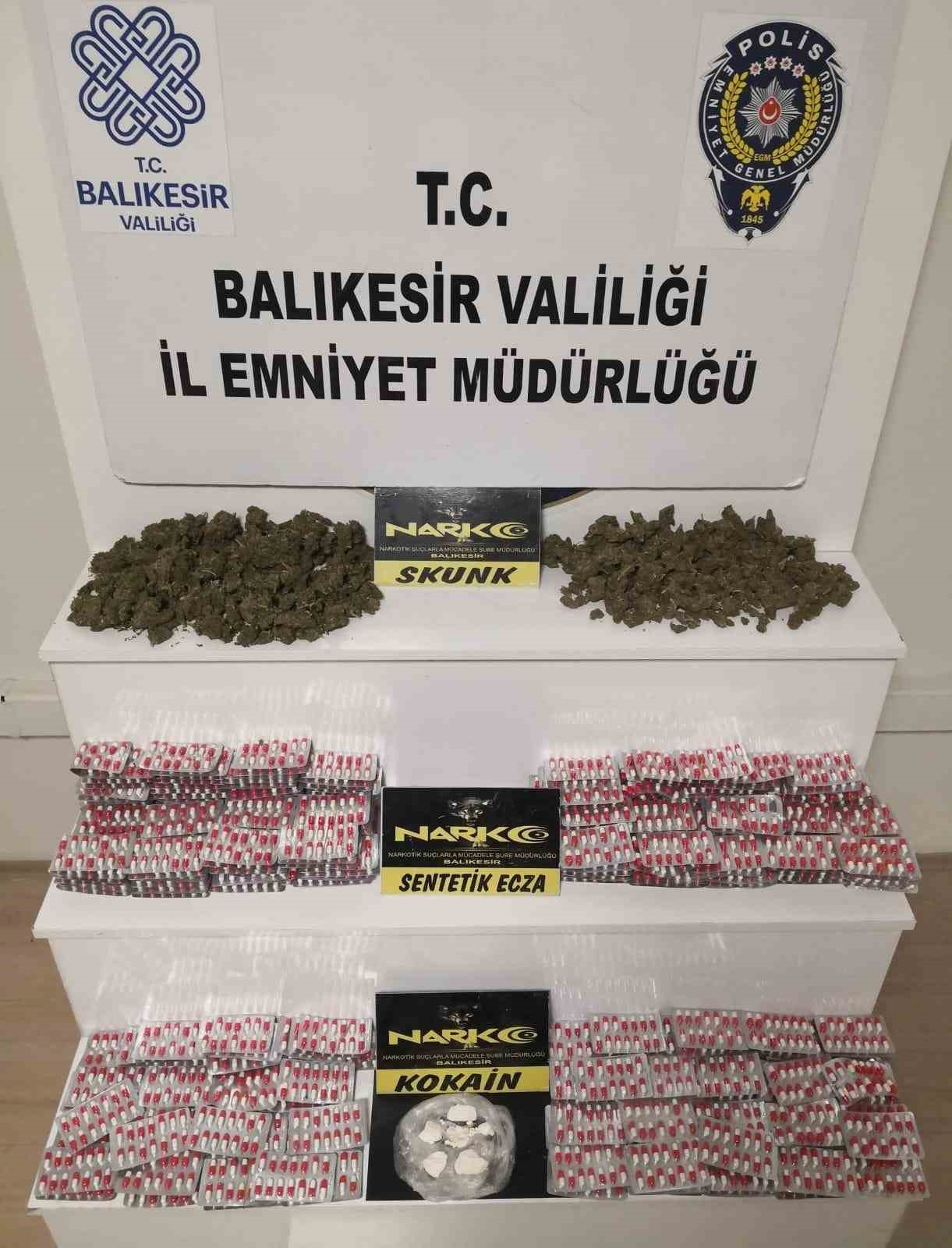 Polisin durdurduğu otomobil uyuşturucu deposu çıktı