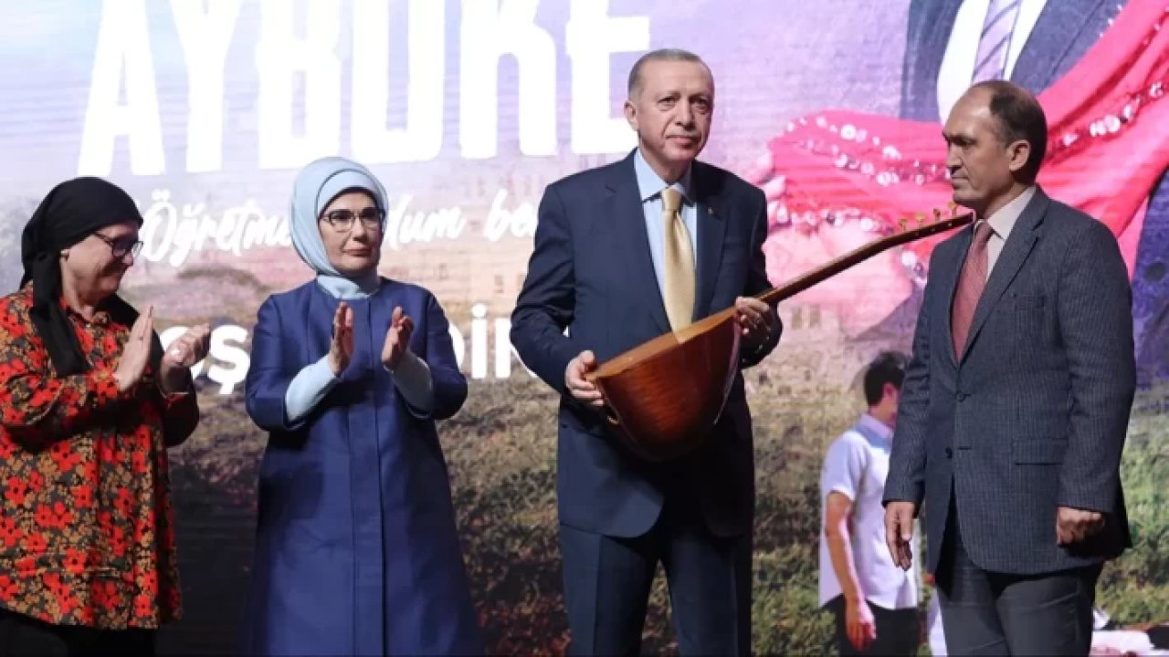 Erdoğan'a, şehit öğretmen Aybüke Yalçın'ın bağlaması hediye edildi