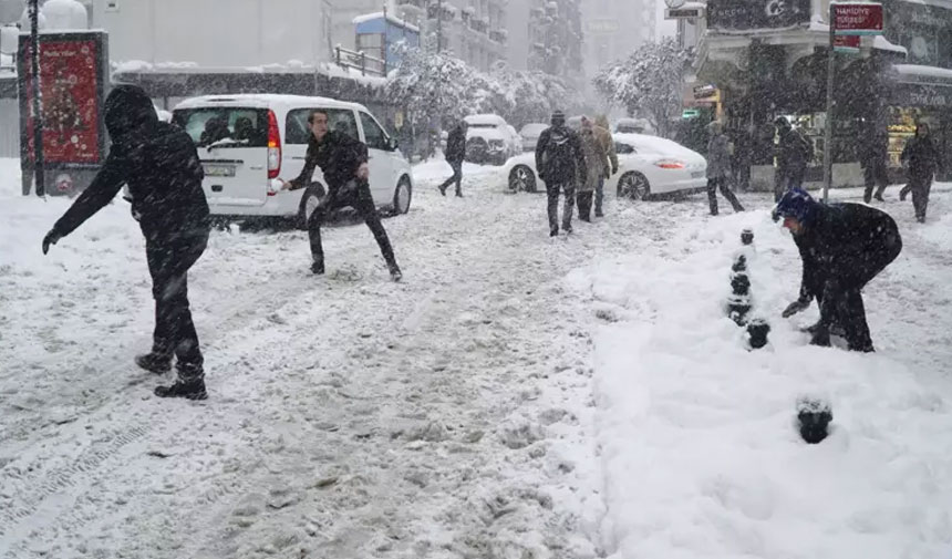 Meteoroloji'den 64 ile sarı ve turuncu kodlu uyarı! Kar ve fırtına geliyor! Hafta sonu evden çıkmayın