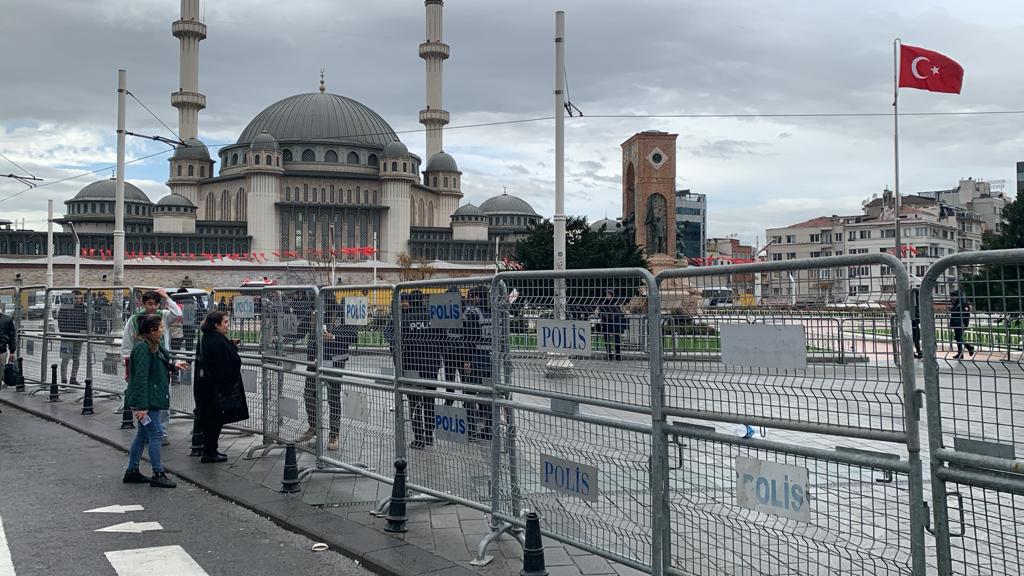 Metrolar durduruldu! Taksim Meydanı kapatıldı