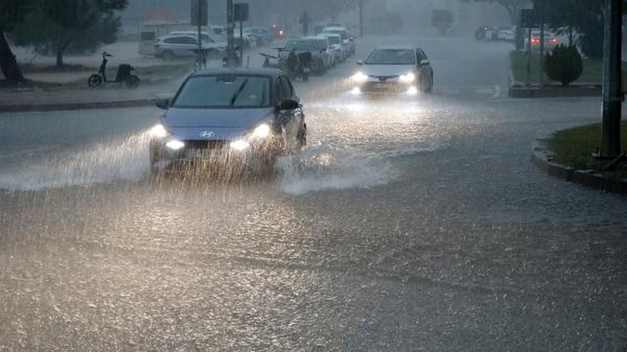 Antalya'da şiddetli yağış ve fırtına: Hem hava hem kara trafiğini olumsuz etkiledi