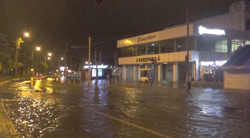 İzmir'de fırtına nedeniyle sirenler çaldı!