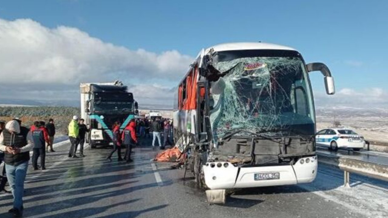 Sivas'ta feci kaza! TIR ile otobüs çarpıştı: Ölü ve yaralı var