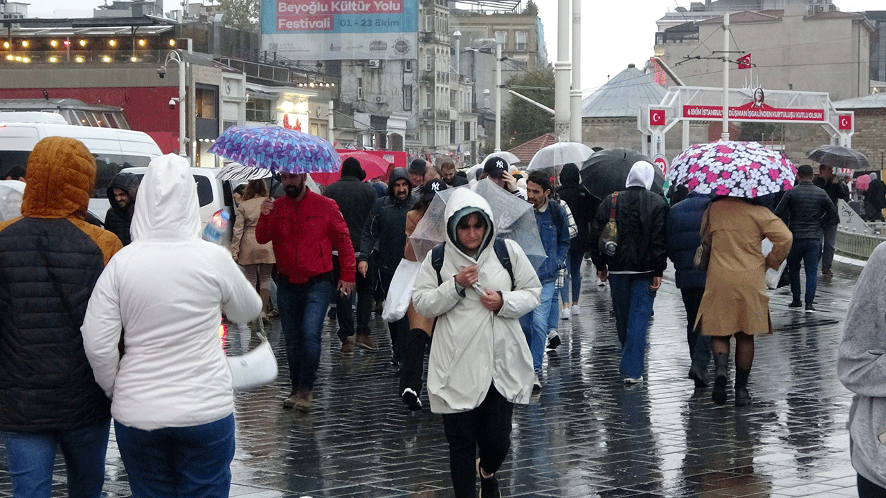 İstanbul'da beklenen yağmur bir gelecek pir gelecek! Meteoroloji İstanbul için sarı kodlu alarm verdi...