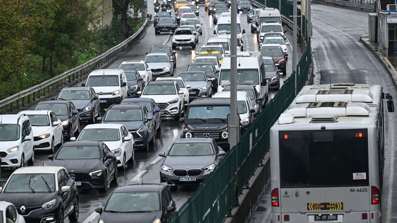 İstanbul'da trafik felç oldu! Yoğunluk yüzde 90'a ulaştı