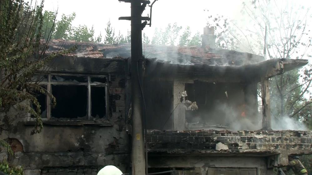 Küçükçekmece'de bir iş yerinde yangın çıktı! Olay yerine çok sayıda ekip sevk edildi