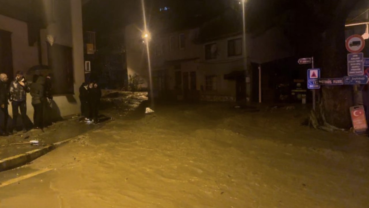 Bursa sele teslim: Dereler taştı, yollar göle döndü