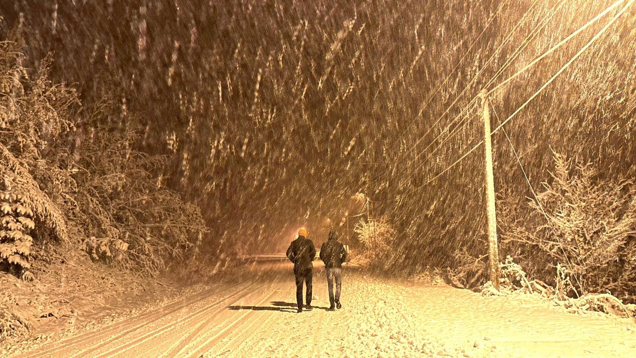 Meteoroloji günlerdir uyarıyordu! Kar artık kapıda! İstanbul'un yanı başında lapa lapa yağdı