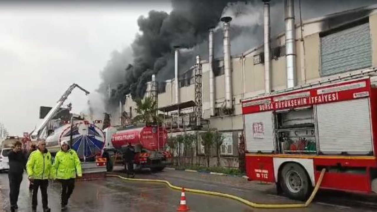 Bursa’da tekstil fabrikasındaki yangın 5 saatlik çalışmayla kontrol altına alındı!