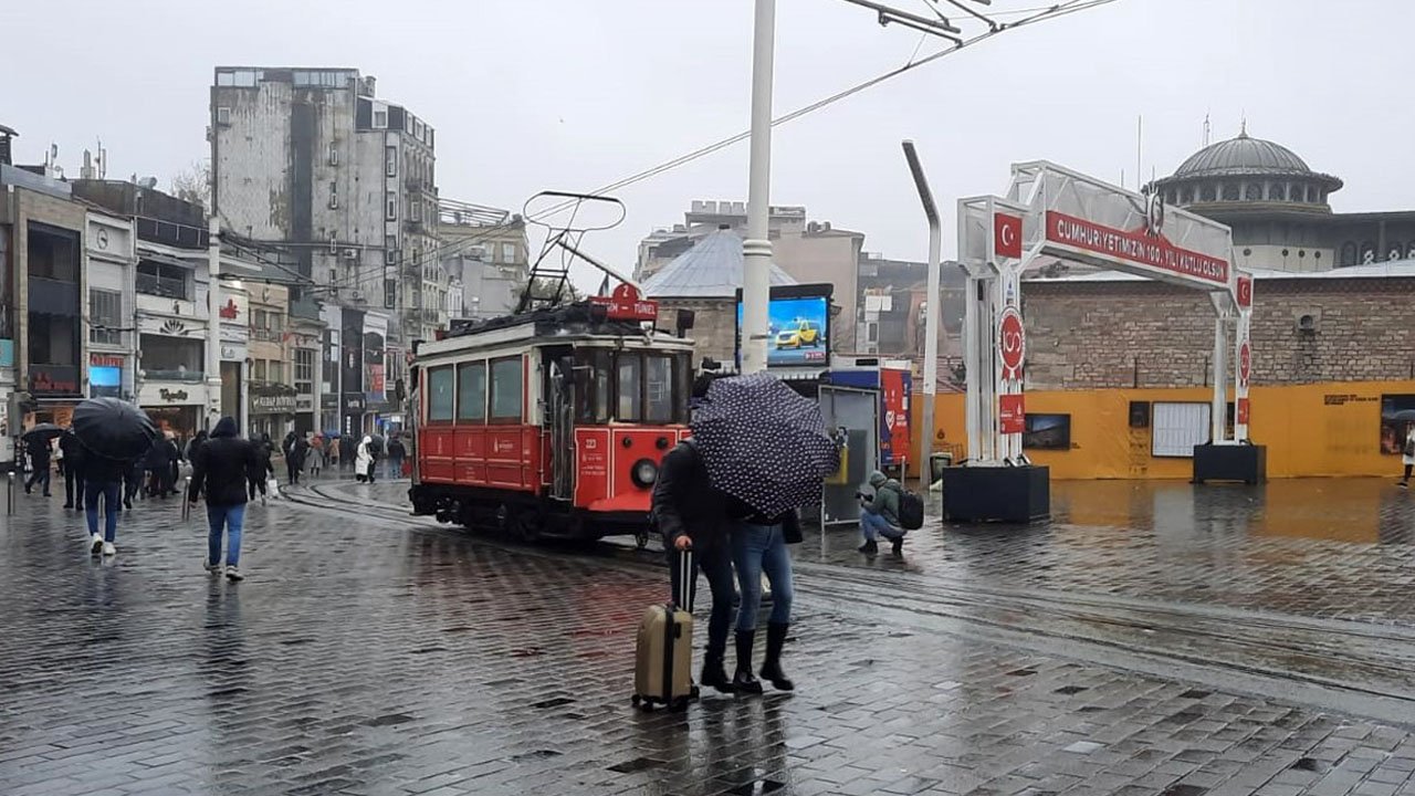 "Evinizden çıkmayın" diye uyarılar yapılmıştı! Vatandaşlar Taksim Meydanı'nda yürümekte güçlük çekti