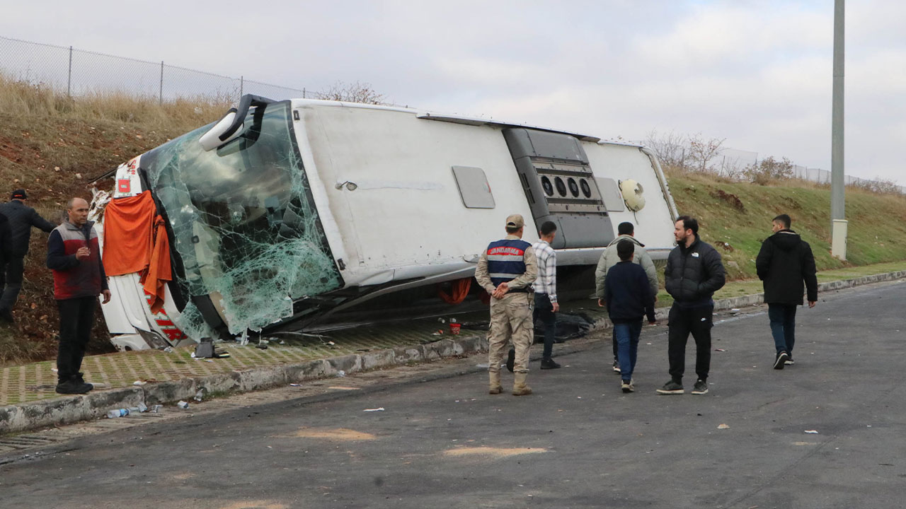 Şanlıurfa'da can pazarı! TIR yolcu otobüsüne çarptı! Çok sayıda yaralı var