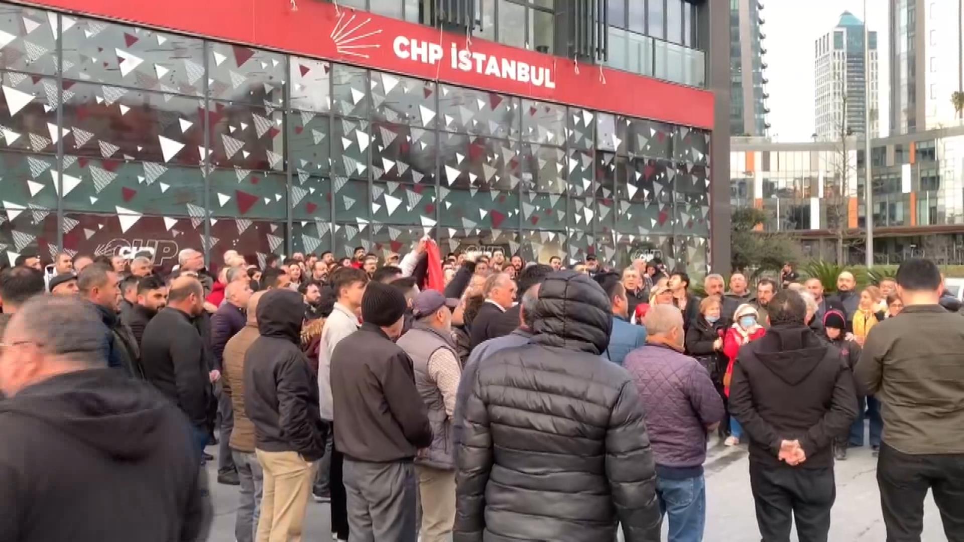 chp-istanbul-il-baskanligi-onunde-aday-tepkisi-5185-dhaphoto3.jpg