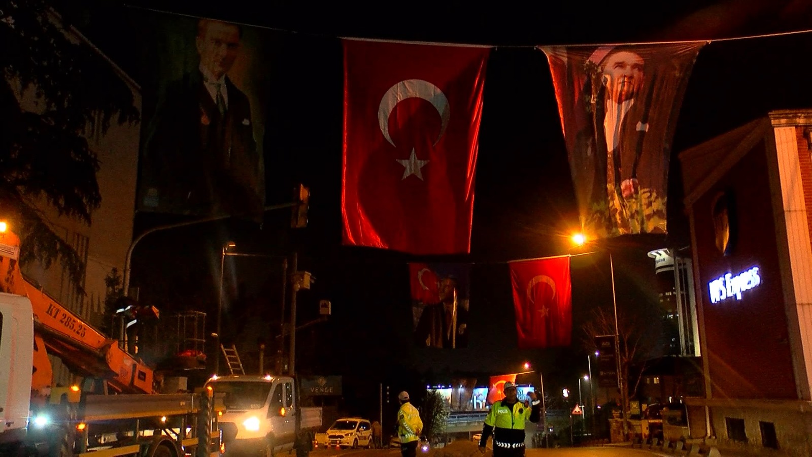 besiktas-belediyesi-suudi-arabistan-baskonsoloslugunun-bulundugu-sokaga-col-kaplani-medine-kahramani-fahreddin-pasa-yazili-pankartlar-asti-8104-dhaphoto3.jpg