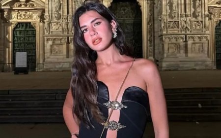 Sibil Çetinkaya dekolteli elbisesiyle büyüledi!