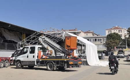 Branda kurarken 5 metreden düşen işçi, ağır yaralandı