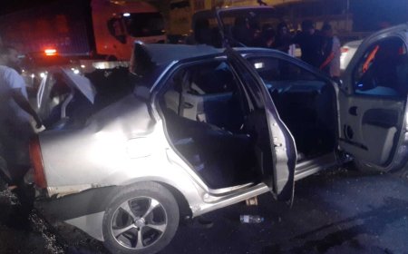 D-100'de 2 otomobile çarpan TIR'ın şoförü kaçtı; baba- oğul yaralandı