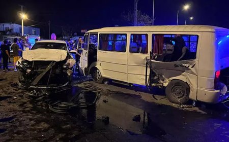 Düğünden dönen minibüs otomobille çarpıştı, ortalık savaş alanına döndü