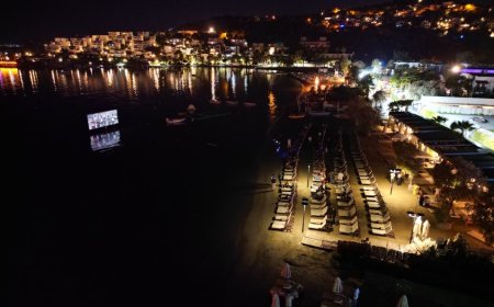 Muğla Bodrum'da şezlongda sinema keyfi