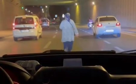Sultangazi TEM Otoyolu'nda ve caddede trafiğe aldırış etmeden dakikalarca yürüdüler
