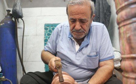 3 metrekarelik dükkanında 70 yıldır bakır işliyor