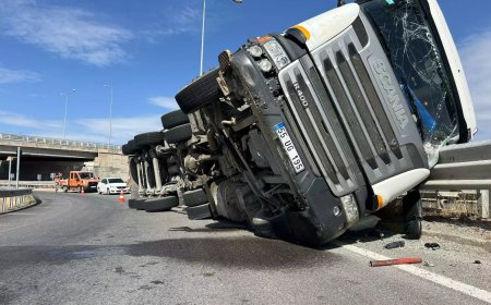 SİVAS'ta mermer yüklü TIR devrildi, sürücü yaralandı
