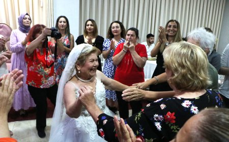 83 yaşında gelinlik giyip, damatsız düğünde çiftetelli oynadı