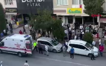 Otomobille ayağını ezdiği çocuğun yakınları tarafından bıçaklanarak öldürüldü