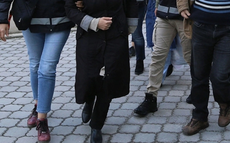 Yeni doğan bebek havalimanı tuvaletinde klozete bırakıldı