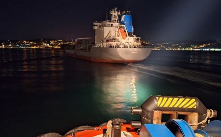 İstanbul- İstanbul Boğazı’nda sürüklenerek sahile çarpan çimento gemisi çekildi