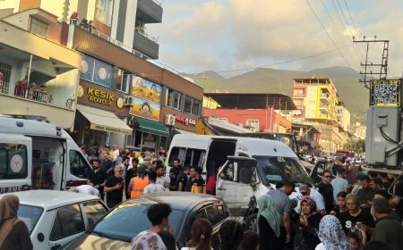 Hatay'da freni arızalanan kepçe 7 araca çarptı: 8 yaralı